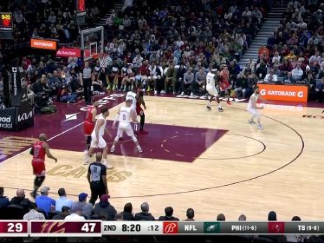 米切尔41分骑士险胜篮网  